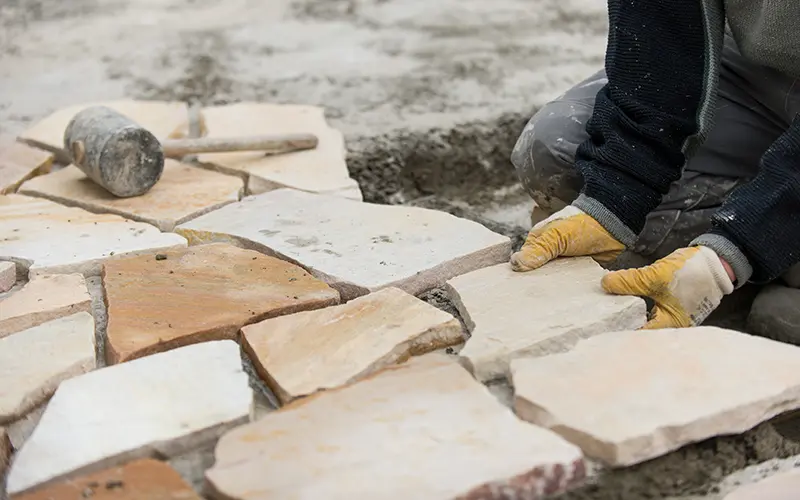 Steinplatten verlegen
