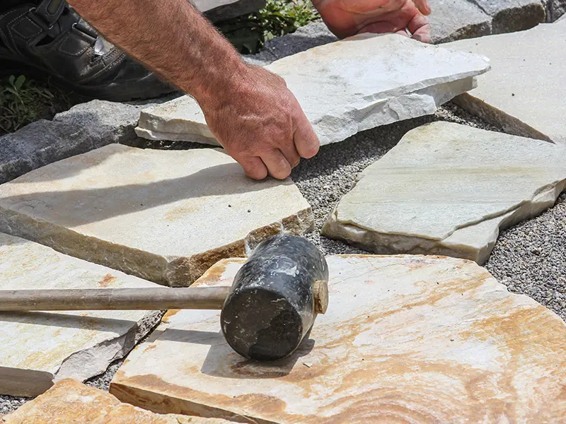 Steinplatten verlegen